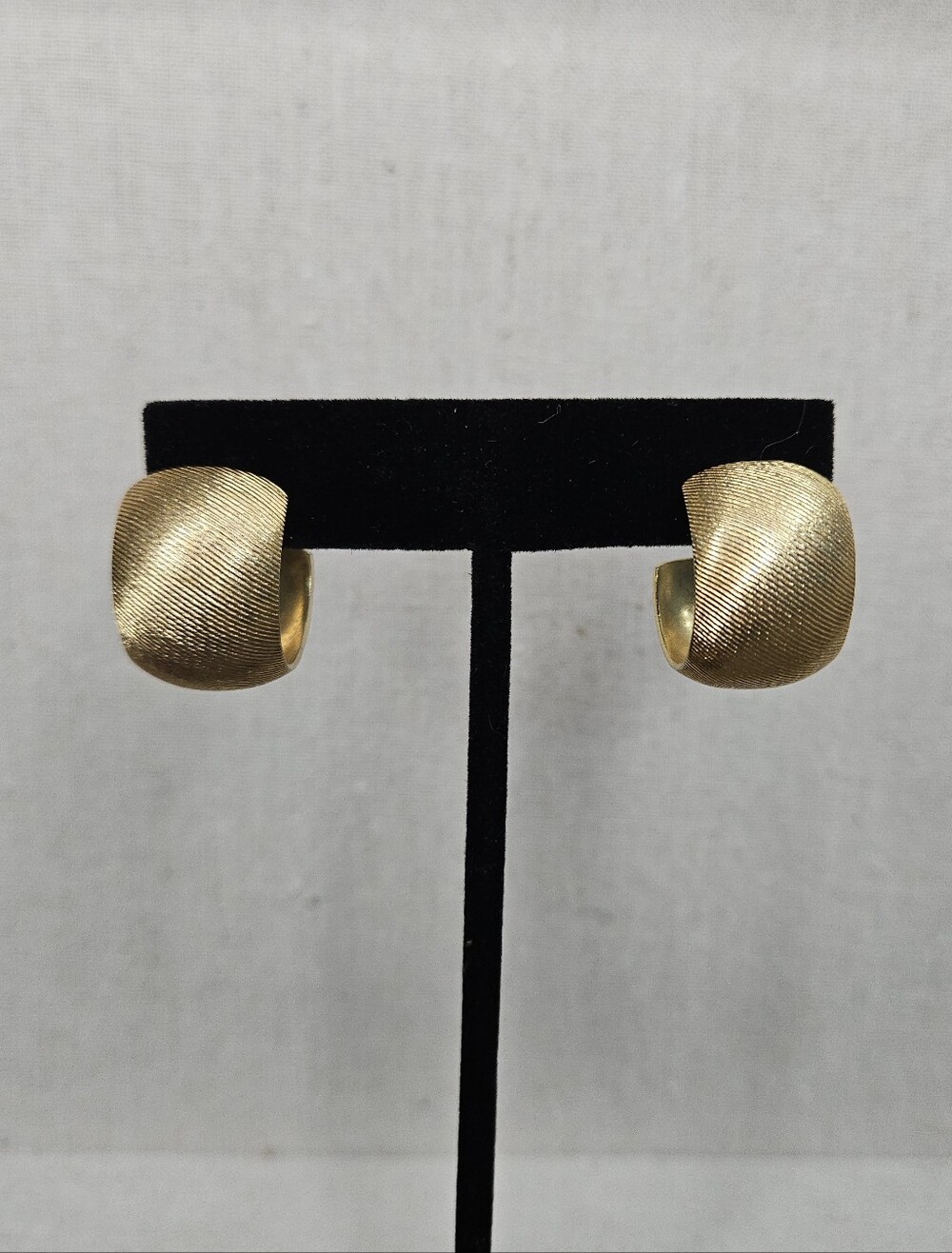Vintage Avon gold Tone Earrings